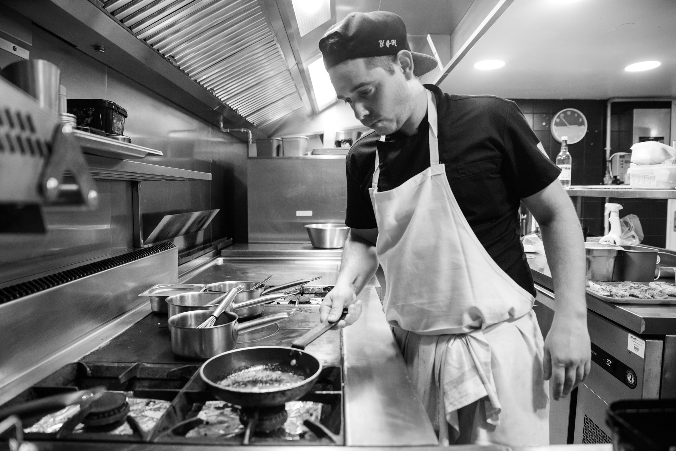 Yoann en cuisine, au piano