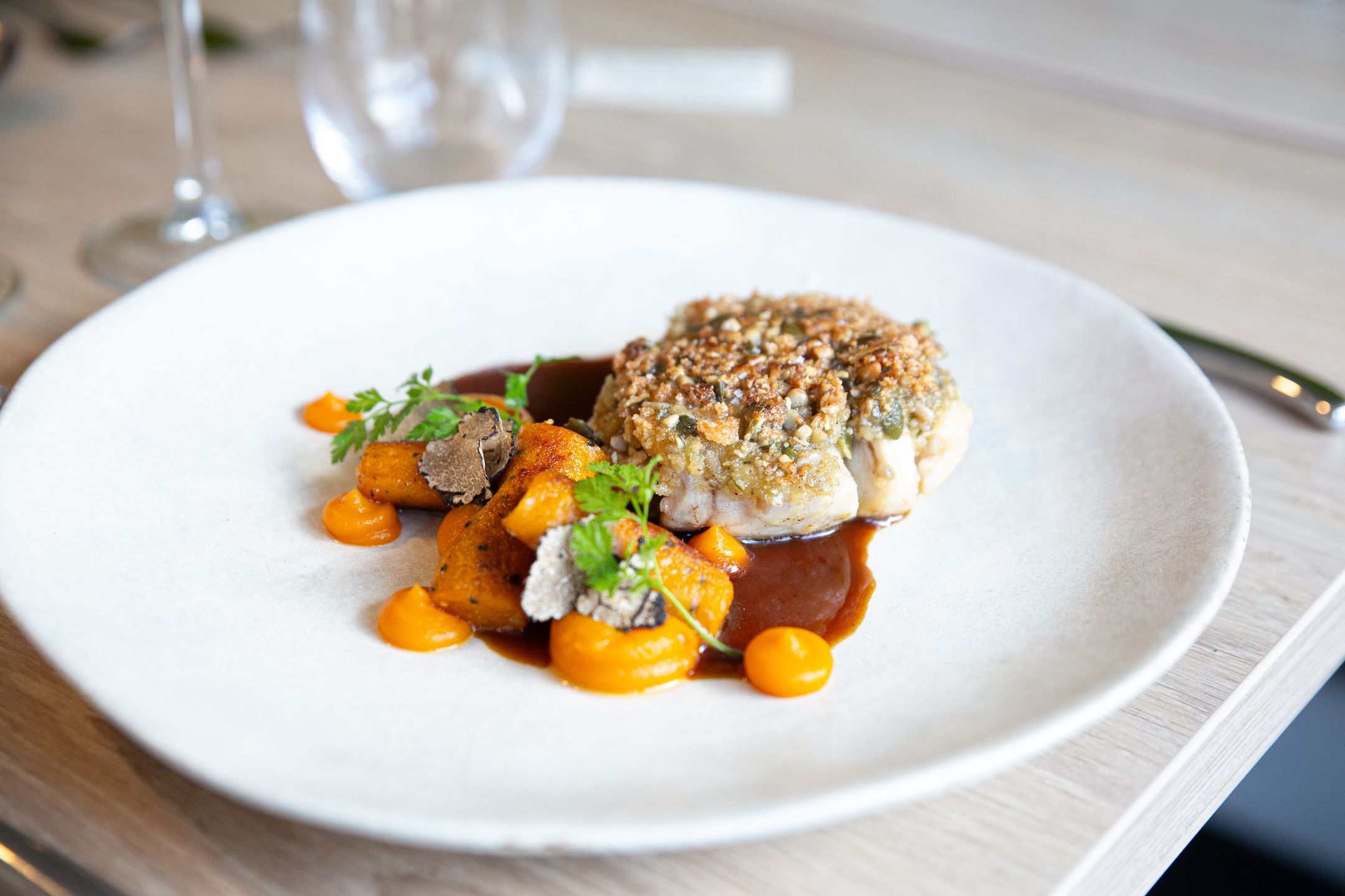 Assiette dressée : volaille, purée de courge et noisettes
