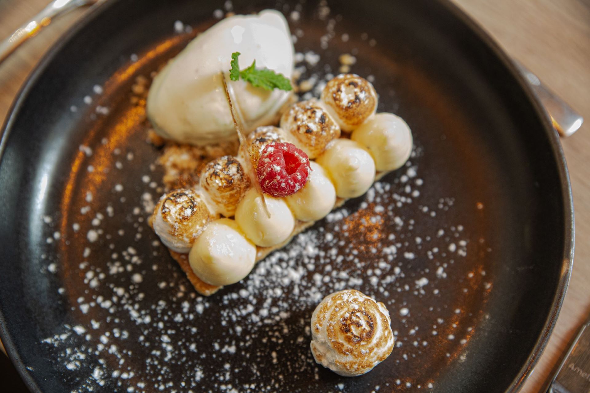 Dessert : meringue, crémeux et éclats dorés