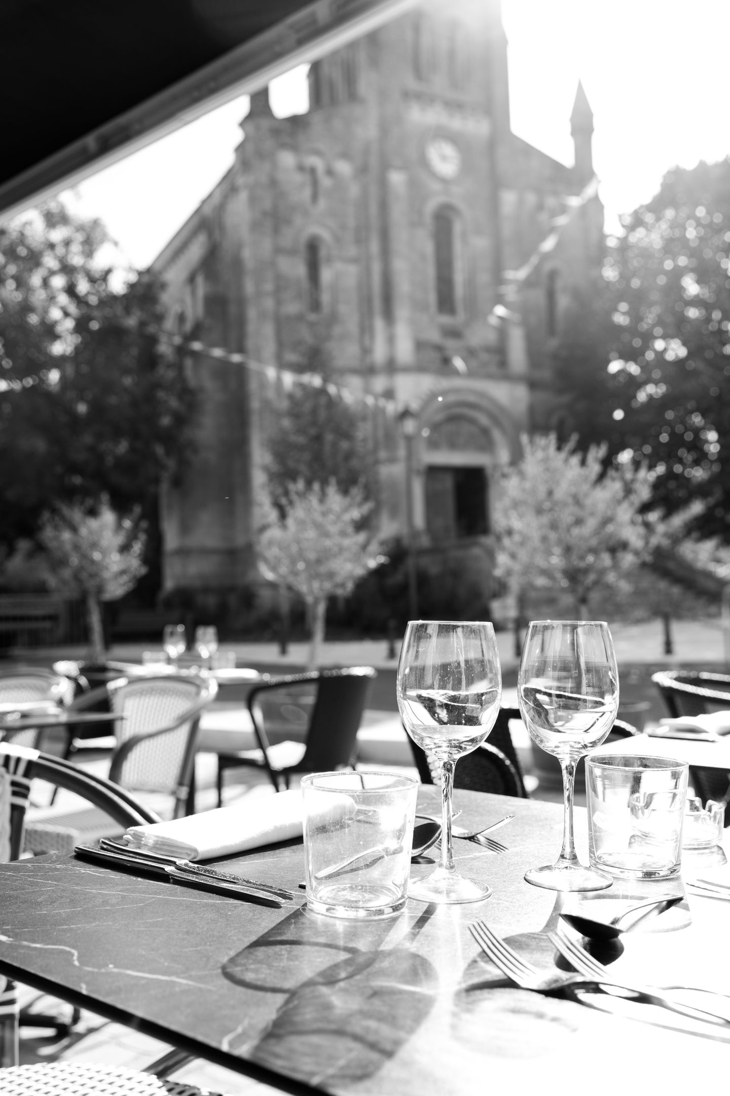 La terrasse du restaurant face à l'église de Quinsac
