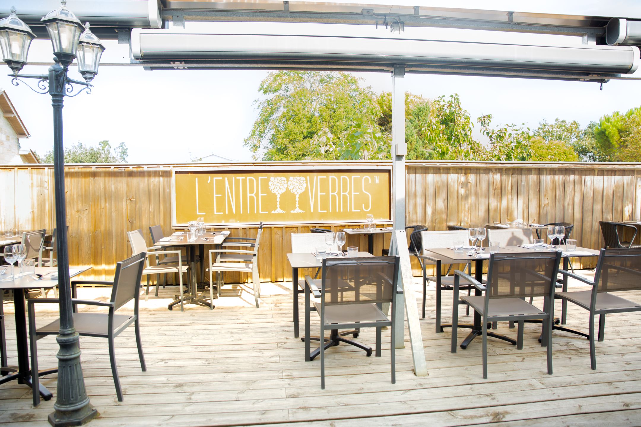 La terrasse et l'enseigne du restaurant