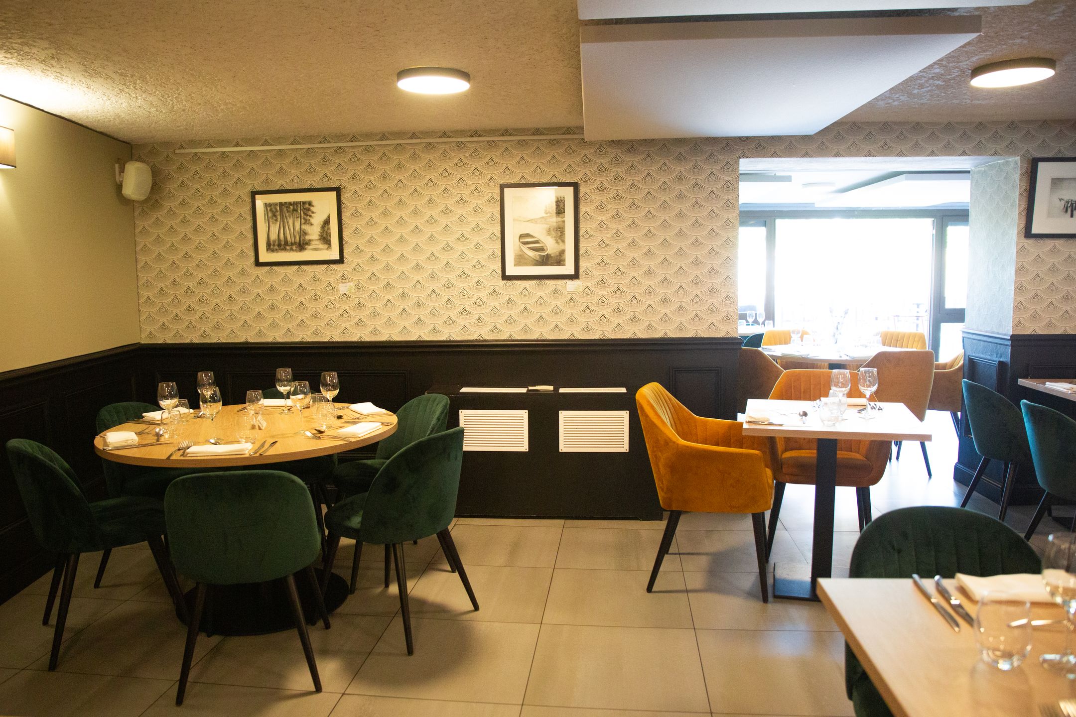 La salle et ses banquettes