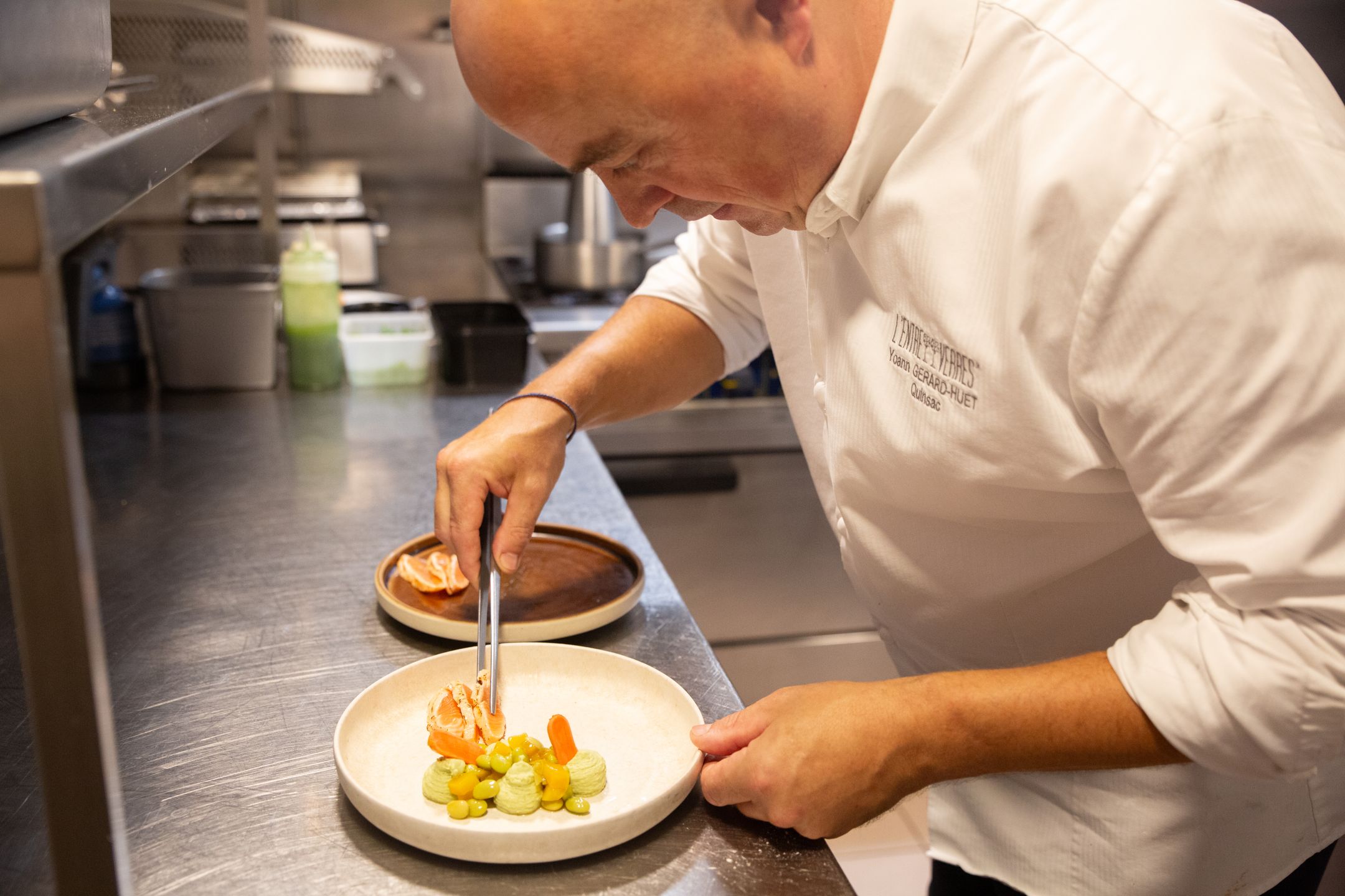 Yoann dresse une assiette au passe